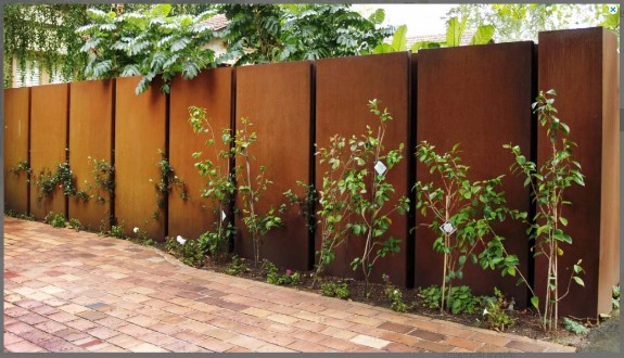 pelne ogrodzenie z cortenu - duże panele pełne